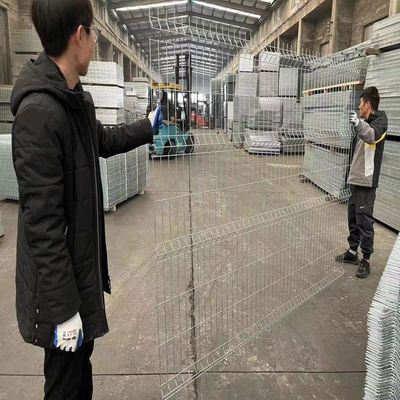 0.6m - 3.0m ความสูง โกง 3d กว้างสําหรับแผ่นรั้วสนามเด็กเล่น